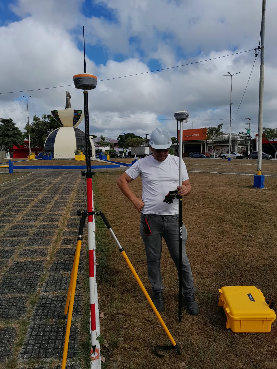 Levantamento com receptor GNSS em praça urbana
