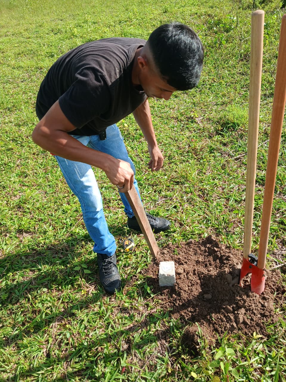 Implantação de marco de divisa em terreno