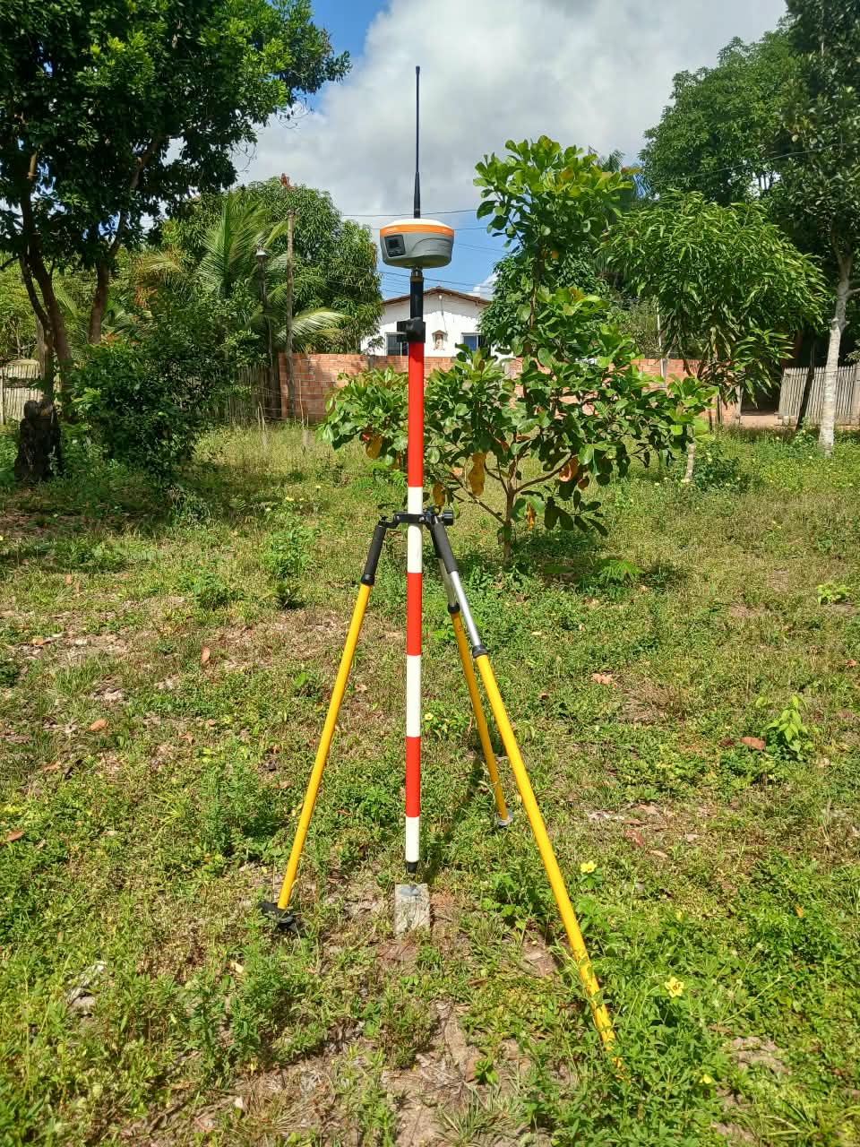 Receptor GPS em tripé sobre terreno
